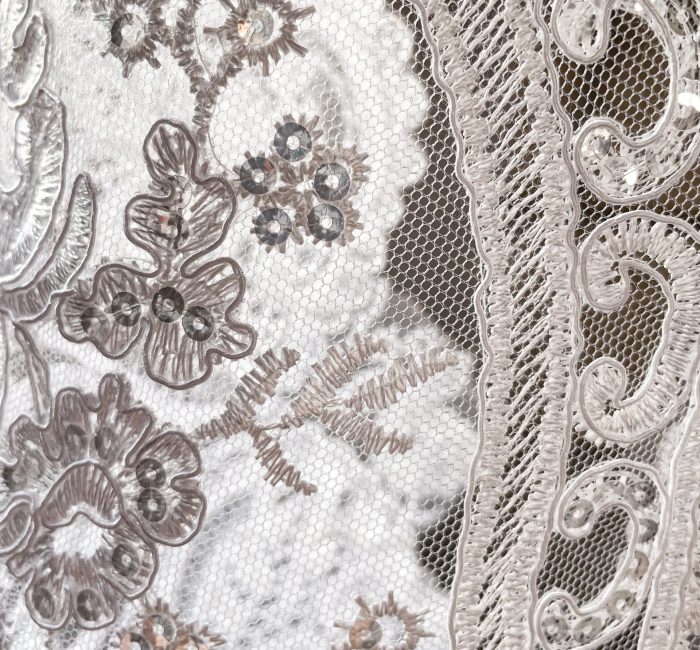 Dentelle festonnée blanche à sequins