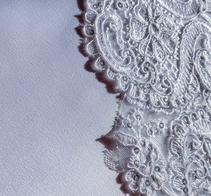 Dentelle festonnée blanche à sequins