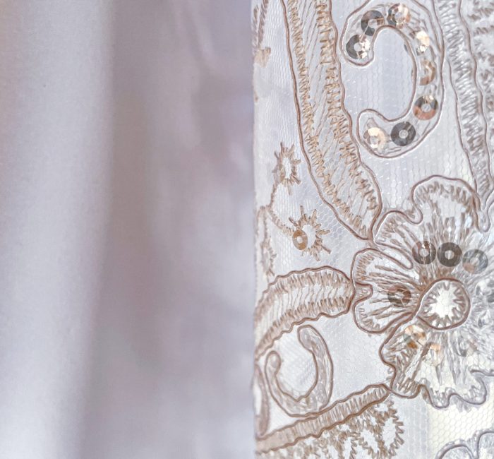 Dentelle festonnée blanche à sequins