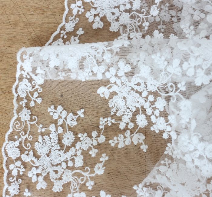 tissu-dentelle-brodee-floral-blanc-x-10cm
